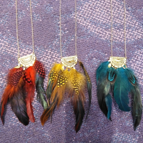 NWT Claire's Boho Hippie Feather Necklace, GOLD/YELLOW one, Hippie Bohemian - Picture 1 of 3